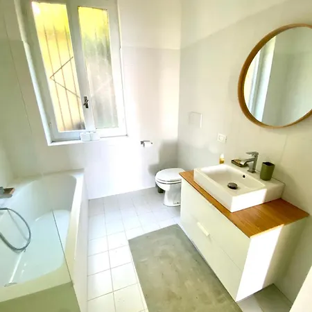 빌라 Lakeview With Private Swimming Pool 메이나