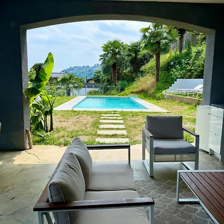 빌라 Lakeview With Private Swimming Pool 메이나